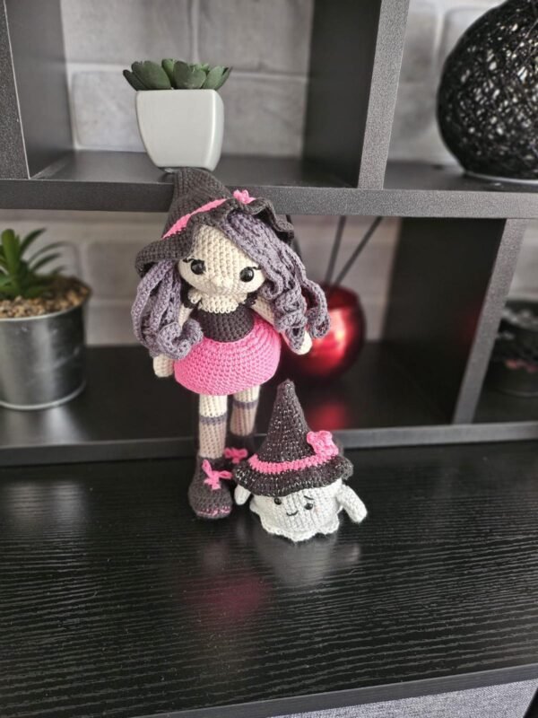Poupée sorcière et compagnon fantôme faits main au crochet – effrayants et mignons ! 🧙‍♀️👻✨