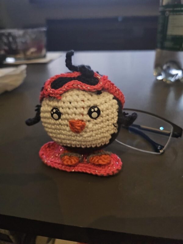 Patineur enneigé - Pingouin au crochet fait main