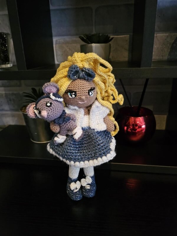 Luna & Whiskers – Poupée au crochet faite à la main avec souris