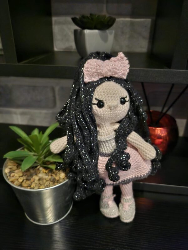 Poupée au crochet faite à la main avec des cheveux scintillants ✨🎀