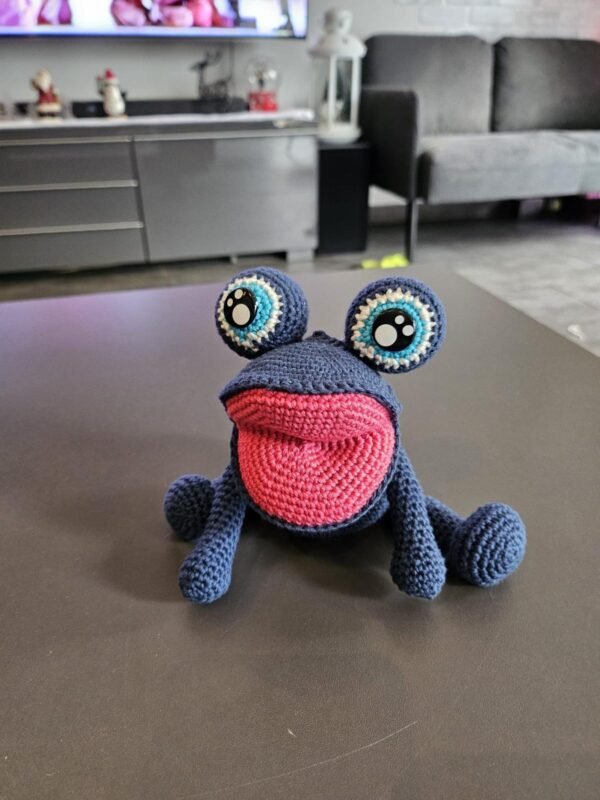 Peluche grenouille au crochet faite à la main