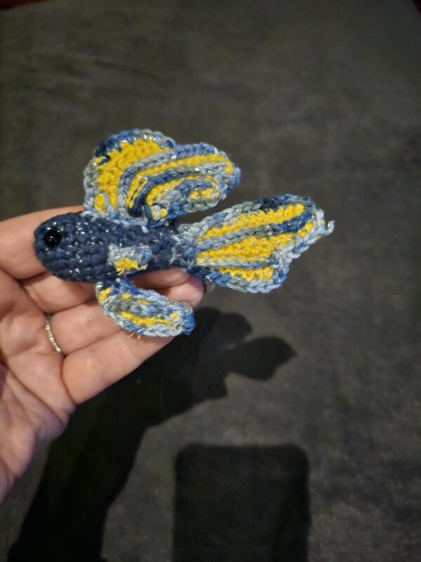 Poisson Betta au crochet fait main – Édition bleu et or 🐠✨